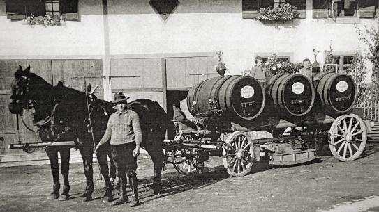 Weinfuhrwerk von Albert Sigrist «Schützerpärt», auf dem Wagen die Söhne Albert und Max